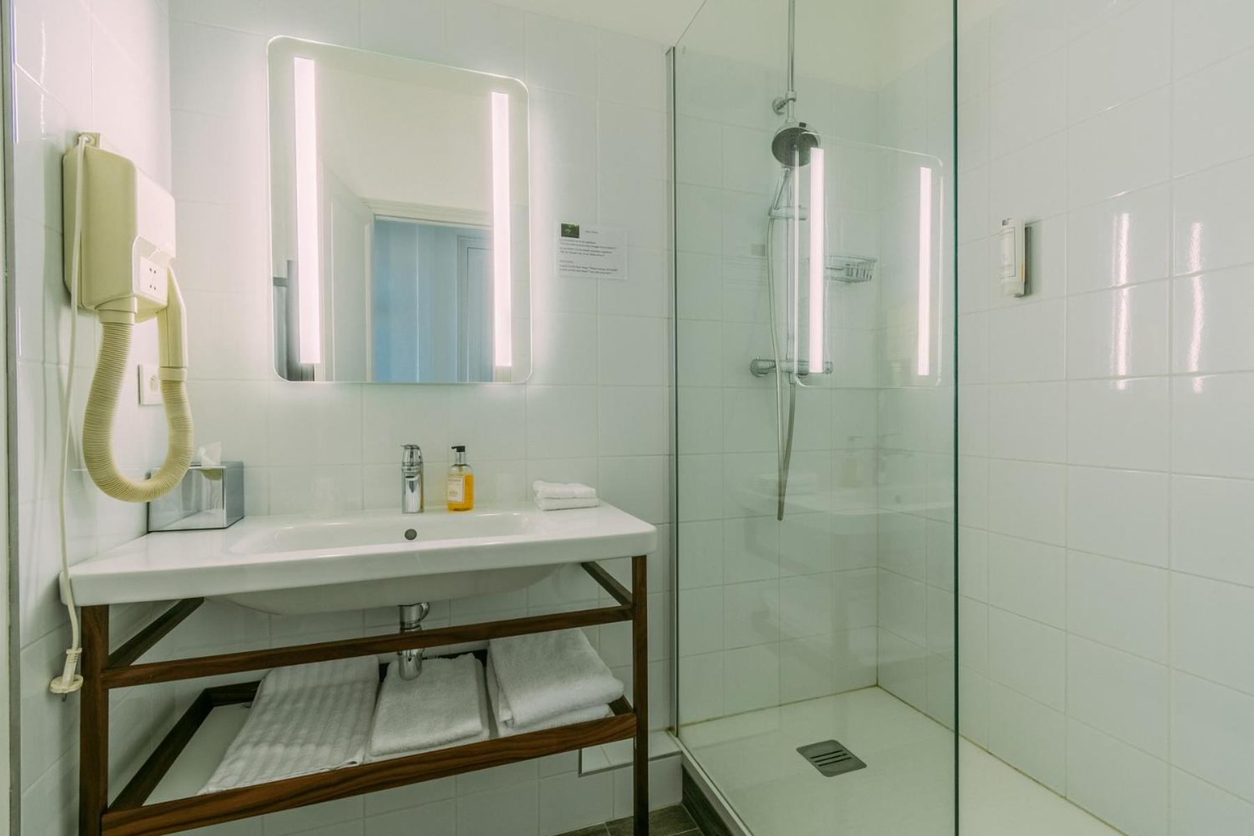 Les Trois Lys Hotel Condom Bagian luar foto