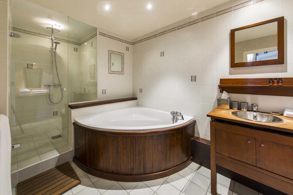 Les Trois Lys Hotel Condom Bagian luar foto